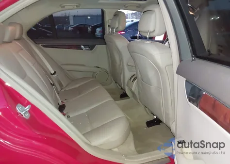 2010 Mercedes-Benz C 300 Sport z USA, uszkodzony, nr VIN WDDGF5EB0AR112028